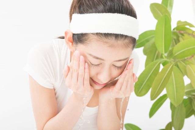 洗顔をする女性